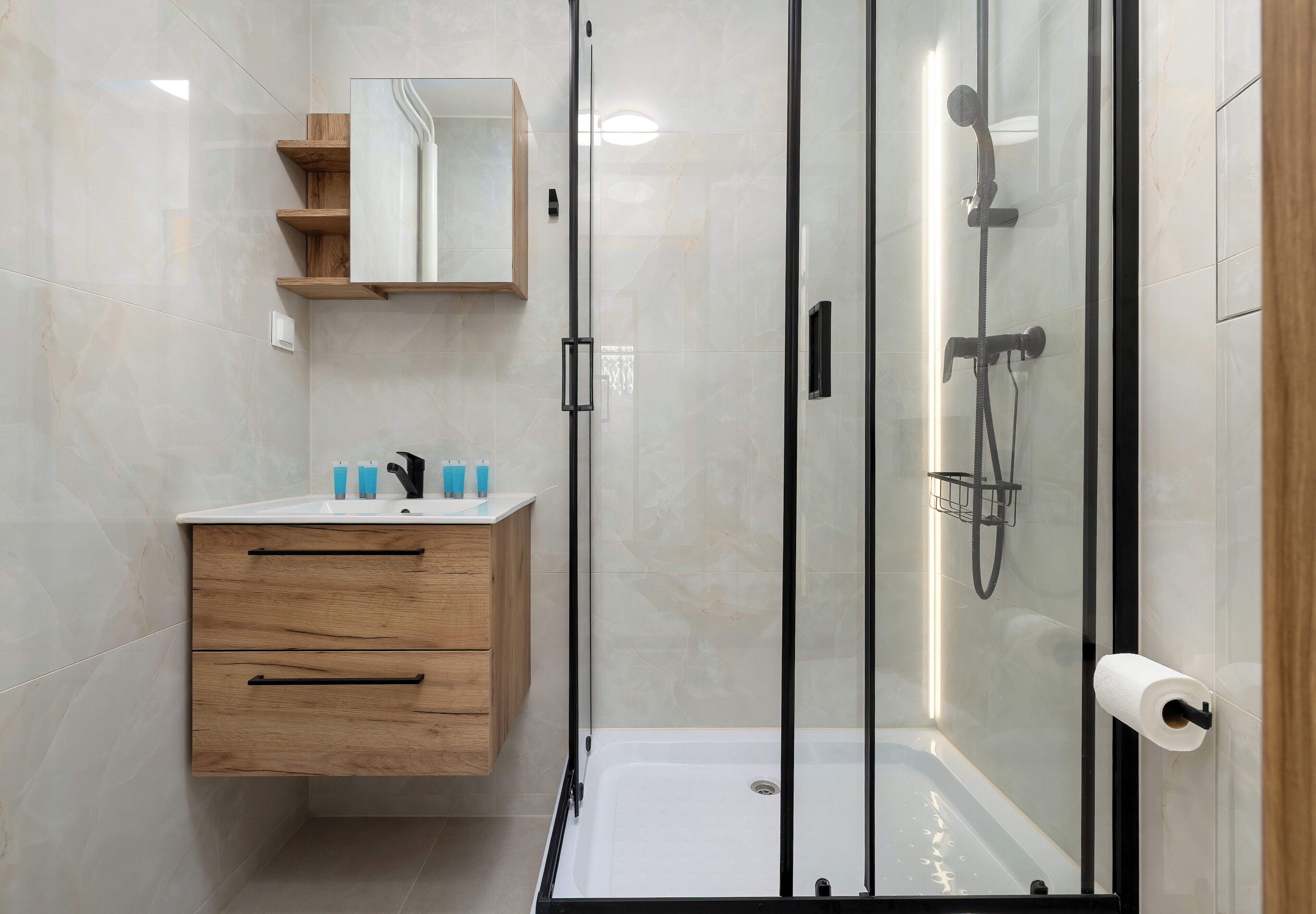 Douche, séchoir à cheveux, serviettes fournies