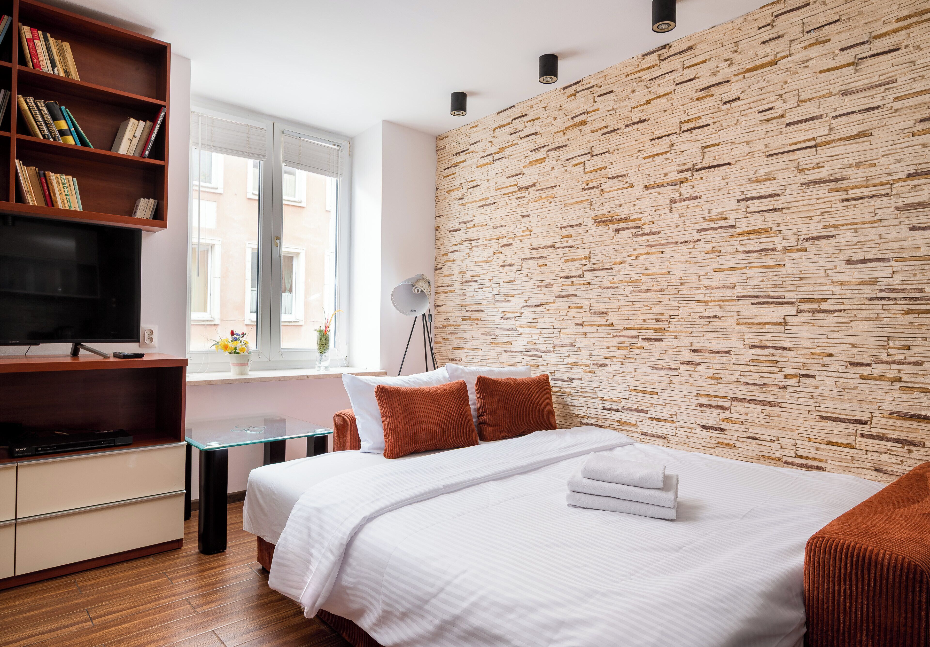 Iron/ironing board, WiFi, bed sheets