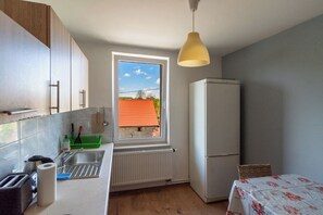 Kylskåp, mikrovågsugn, spishäll och brödrost