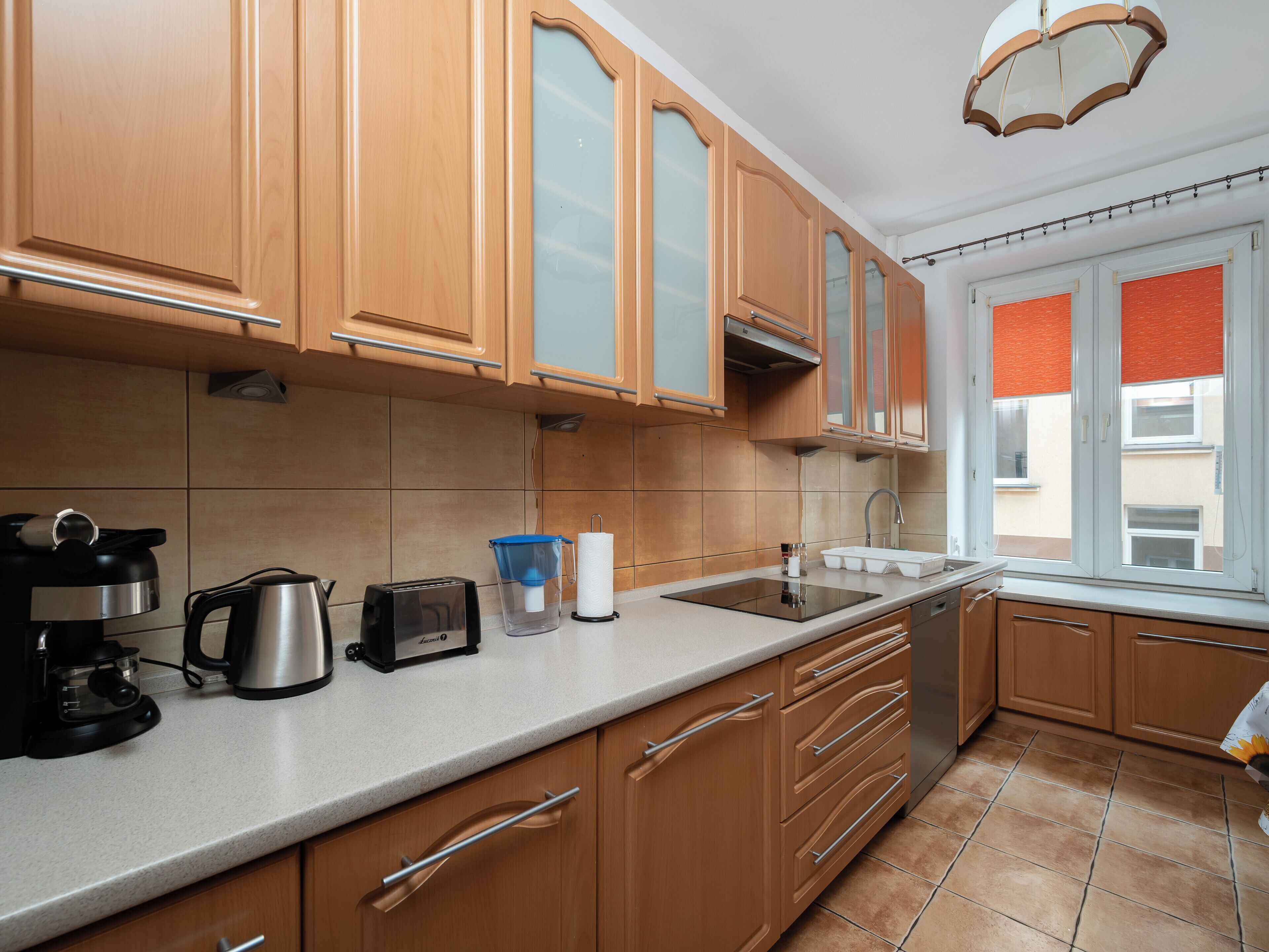 Wasserkocher mit Kaffee-/Teezubehör, Kühlschrank, Mikrowelle, Ofen