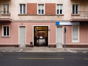 Ein Gebäude mit befestigtem Eingang, einem sichtbaren Hinweisschild mit der Nummer 29 und einem heruntergelassenen Rollo auf der rechten Seite.