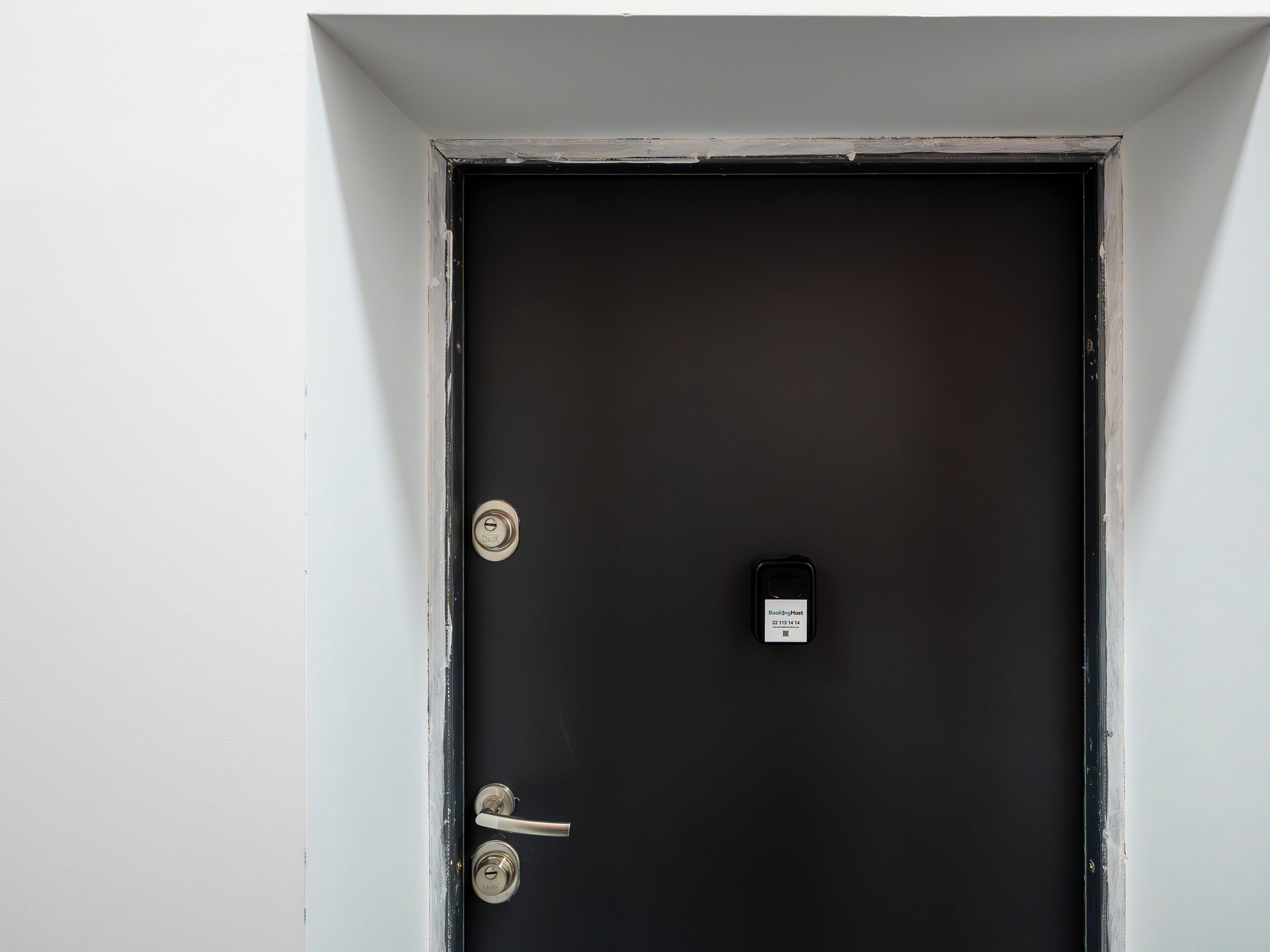 Une porte fermée, dotée d’un trou de serrure, d’un mécanisme de verrouillage et d’une clé.