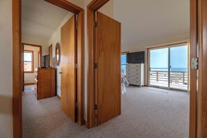 Interior - Ocean Wynns - Nags Head MP 13, 20 Yards to the Beach, Ocean Views, Close to Attractions (Nags Head)