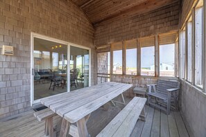 Outdoor dining - Ocean Wynns - Nags Head MP 13, 20 Yards to the Beach, Ocean Views, Close to Attractions (Nags Head)