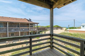 Property grounds - Ocean Wynns - Nags Head MP 13, 20 Yards to the Beach, Ocean Views, Close to Attractions (Nags Head)