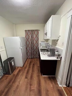 Private kitchen - Spacious 3BR Niagara Stay + Backyard (Niagara Falls)
