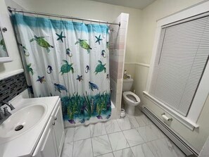 Bathroom - Spacious 3BR Niagara Stay + Backyard (Niagara Falls)