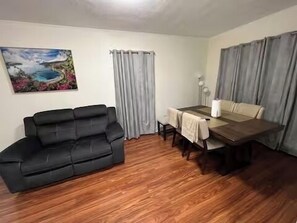 Living area - Spacious 3BR Niagara Stay + Backyard (Niagara Falls)