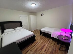 Room - Spacious 3BR Niagara Stay + Backyard (Niagara Falls)