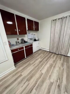 Private kitchen - Cozy 2BR in Niagara Falls + Backyard (Niagara Falls)