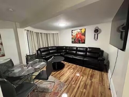 Cozy 2BR in Niagara Falls + Backyard