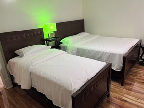 Room - Cozy 2BR in Niagara Falls + Backyard (Niagara Falls)