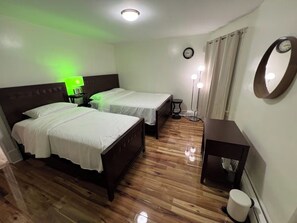 Room - Cozy 2BR in Niagara Falls + Backyard (Niagara Falls)