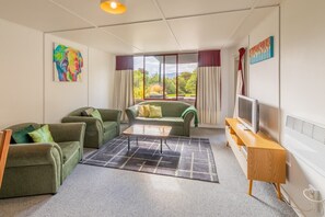 Living area - The Barn @ Jackson's Retreat Alpine Holiday Park (Jacksons)