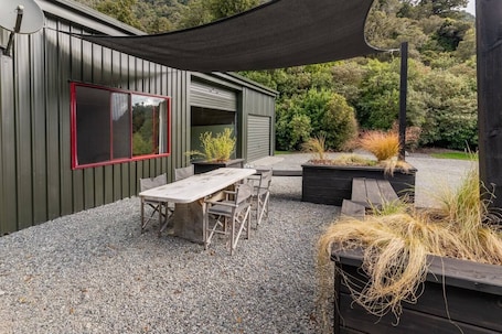Outdoor dining. The Barn @ Jackson's Retreat Alpine Holiday Park