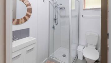 Haartrockner, Handtücher, Seife, Toilettenpapier