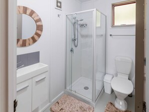 Bathroom - The Barn @ Jackson's Retreat Alpine Holiday Park (Jacksons)