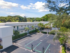 Property grounds - Walkable to Beach, Boca Raton 1BR Condo, Near Mizner Park & Restaurants (Boca Raton)