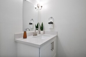 Regadera, secadora de cabello, bidet, toallas 