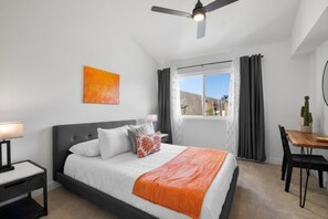 2 habitaciones, escritorio y tabla de planchar con plancha 