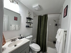 Hair dryer, towels, soap, toilet paper - Cozy Escape w/ King Bed Mins Away from DC (Alexandria)