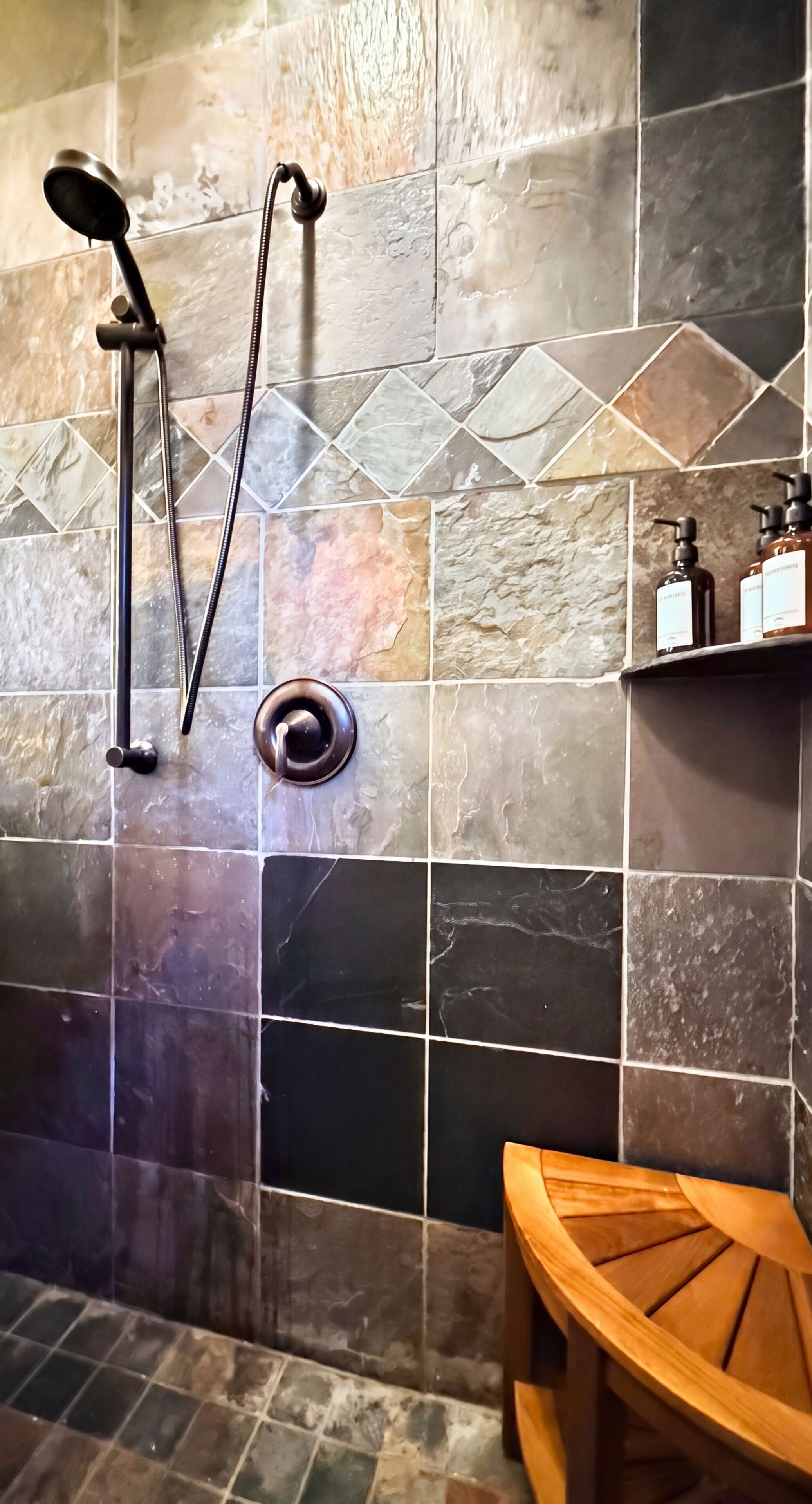Regadera, amenidades de baño ecológicas, secadora de cabello, toallas 