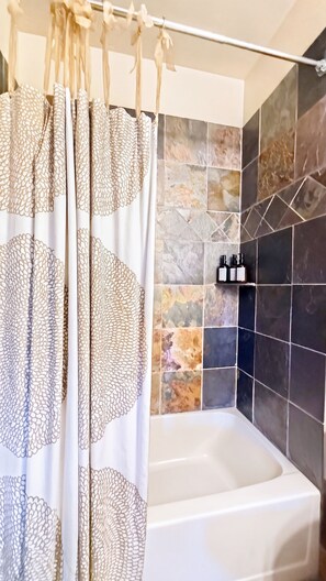 Regadera, amenidades de baño ecológicas, secadora de cabello, toallas 