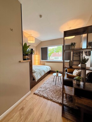 Iron/ironing board, free WiFi, bed sheets - Cosy Studio Apartment Central to Moortown, Meanwood, Chapel Allerton. (Leeds)