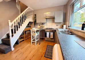 Fridge, microwave, oven, electric kettle - Cosy Studio Apartment Central to Moortown, Meanwood, Chapel Allerton. (Leeds)
