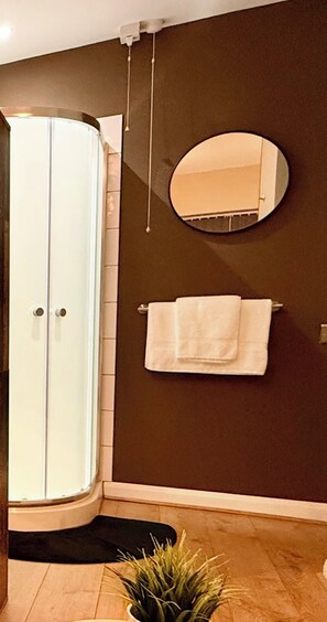 Shower, hair dryer, towels, soap - Cosy Studio Apartment Central to Moortown, Meanwood, Chapel Allerton. (Leeds)