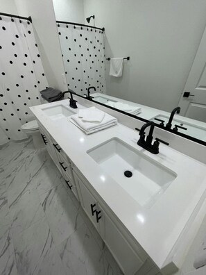 Secadora de cabello, toallas, jabón, papel de baño 
