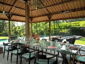 Outdoor dining - The Teras Divya Ubud (Payangan)