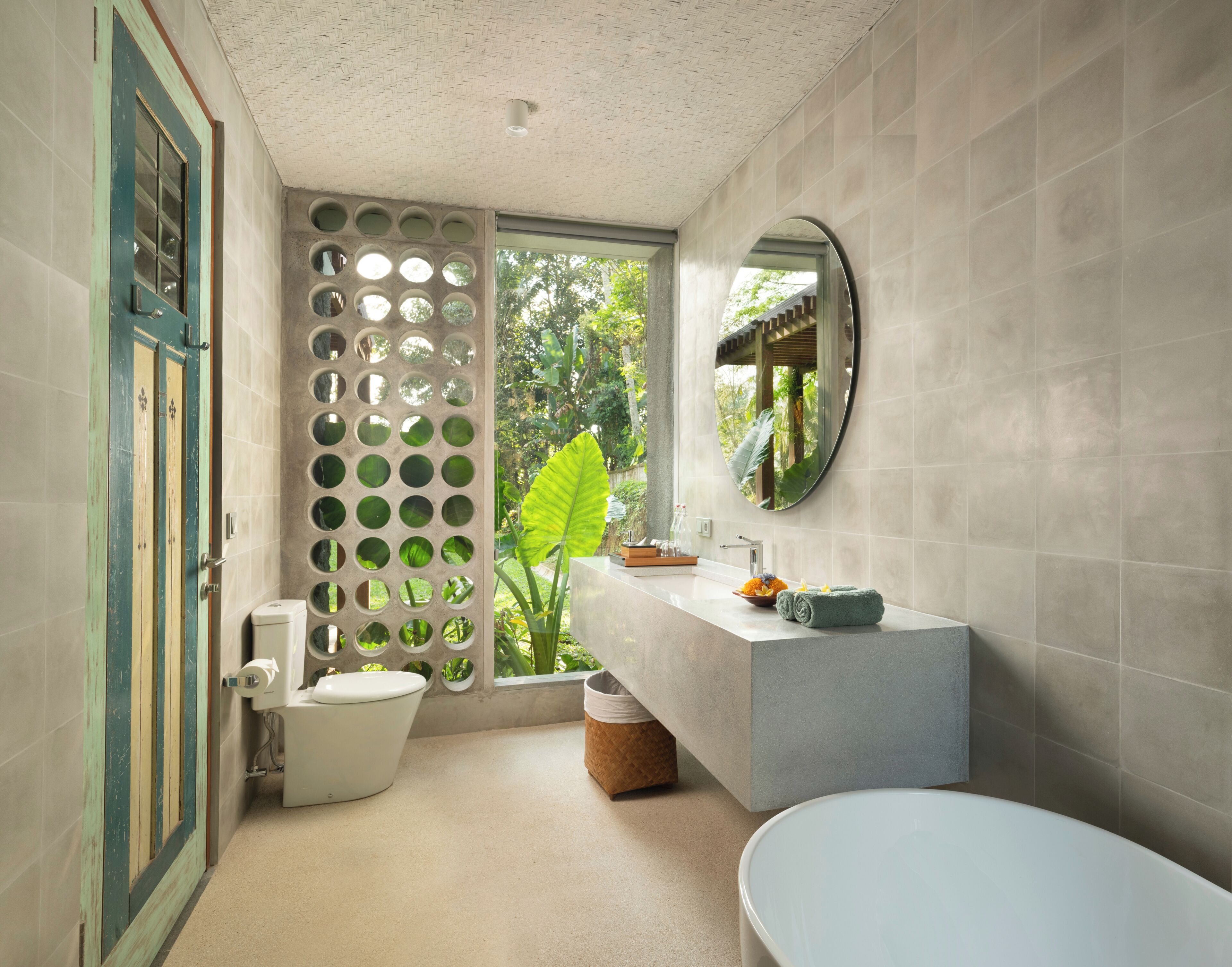 Vila Mewah, pemandangan kebun | Kamar mandi | Kombinasi shower/bathtub dan perlengkapan mandi gratis
