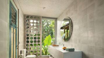Vila Mewah, pemandangan kebun | Kamar mandi | Kombinasi shower/bathtub dan perlengkapan mandi gratis