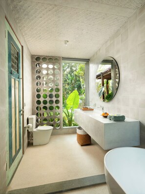 Villa de lujo, vistas al jardín | Baño | Ducha y bañera combinadas y artículos de higiene personal gratuitos