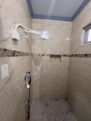 Dusche, Handtücher, Seife, Toilettenpapier