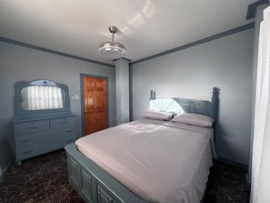 2 bedrooms, iron/ironing board, free WiFi, bed sheets - Marvelous 2-bedroom condo with AC, hot and cold water, in Crabwood Creek! (Crabwood Creek)