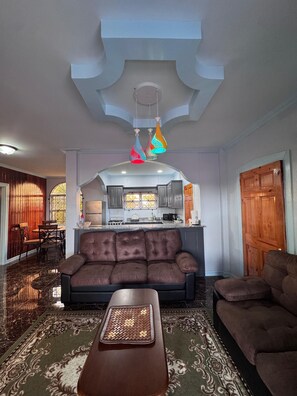 TV - Marvelous 2-bedroom condo with AC, hot and cold water, in Crabwood Creek! (Crabwood Creek)