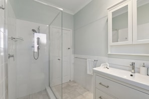 Hair dryer, towels - Scarborough Coastal Retreat (Scarborough)