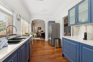 Fridge, microwave, oven, stovetop - Scarborough Coastal Retreat (Scarborough)