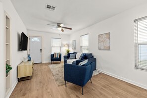 Living area - Cozy 3-bedroom bungalow near Downtown Tampa! (Tampa)