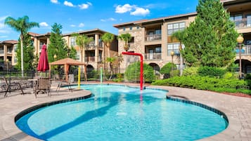 2 piscinas externas, funciona das 8h às 18h, espreguiçadeiras