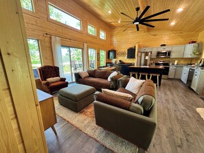 Living area - Pet-Friendly cabin with Cliffline Views! (Beattyville)