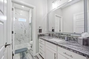 Ducha, bañera de hidromasaje, toallas y jabón