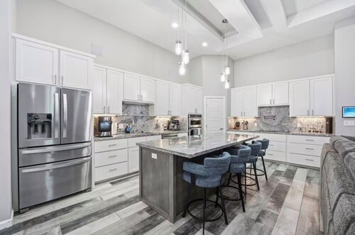 Spacious 4-bedroom house in beautiful Edinburg with awesome pool