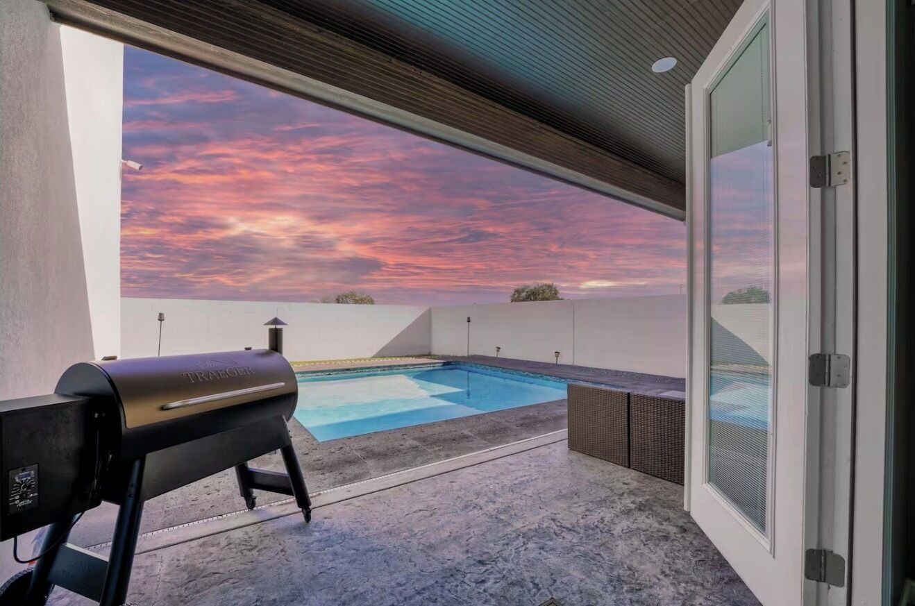 Una piscina al aire libre