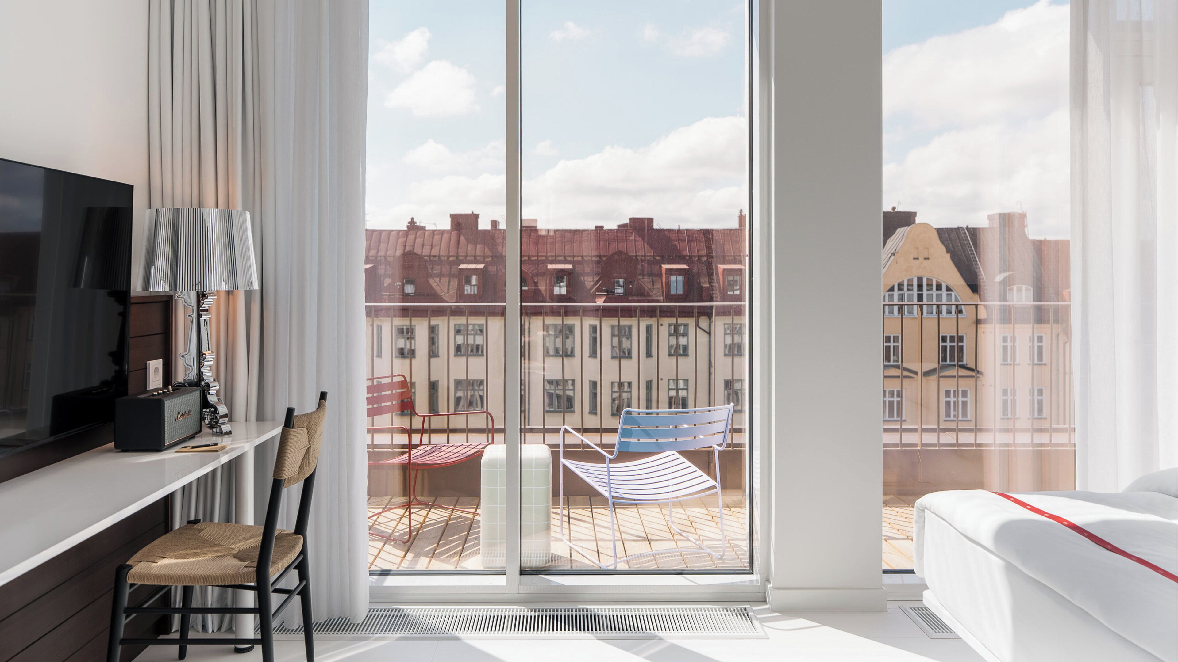 Quarto, sacada (Lovely) | Cofres nos quartos, escrivaninha, espaço de trabalho para notebook