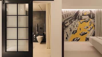 Une salle de bain moderne équipée de toilettes, d’un lavabo et d’une douche.