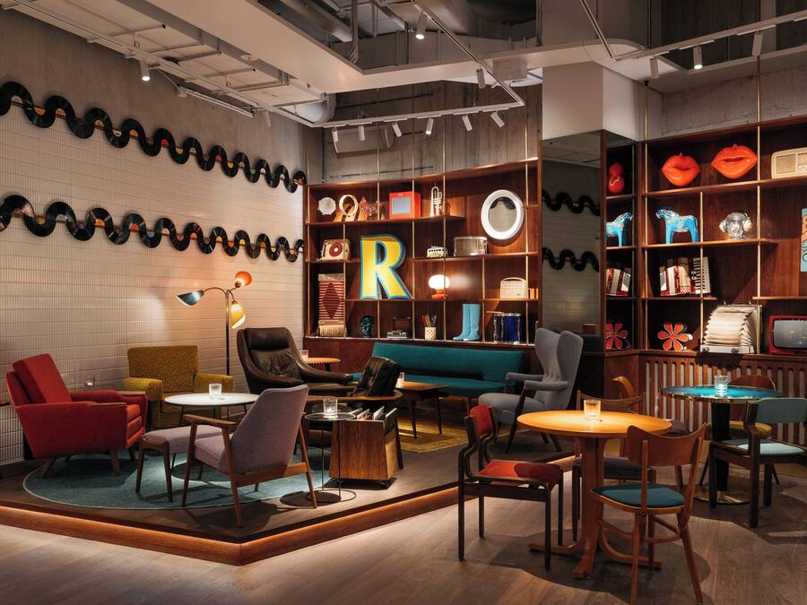 Lobby lounge
