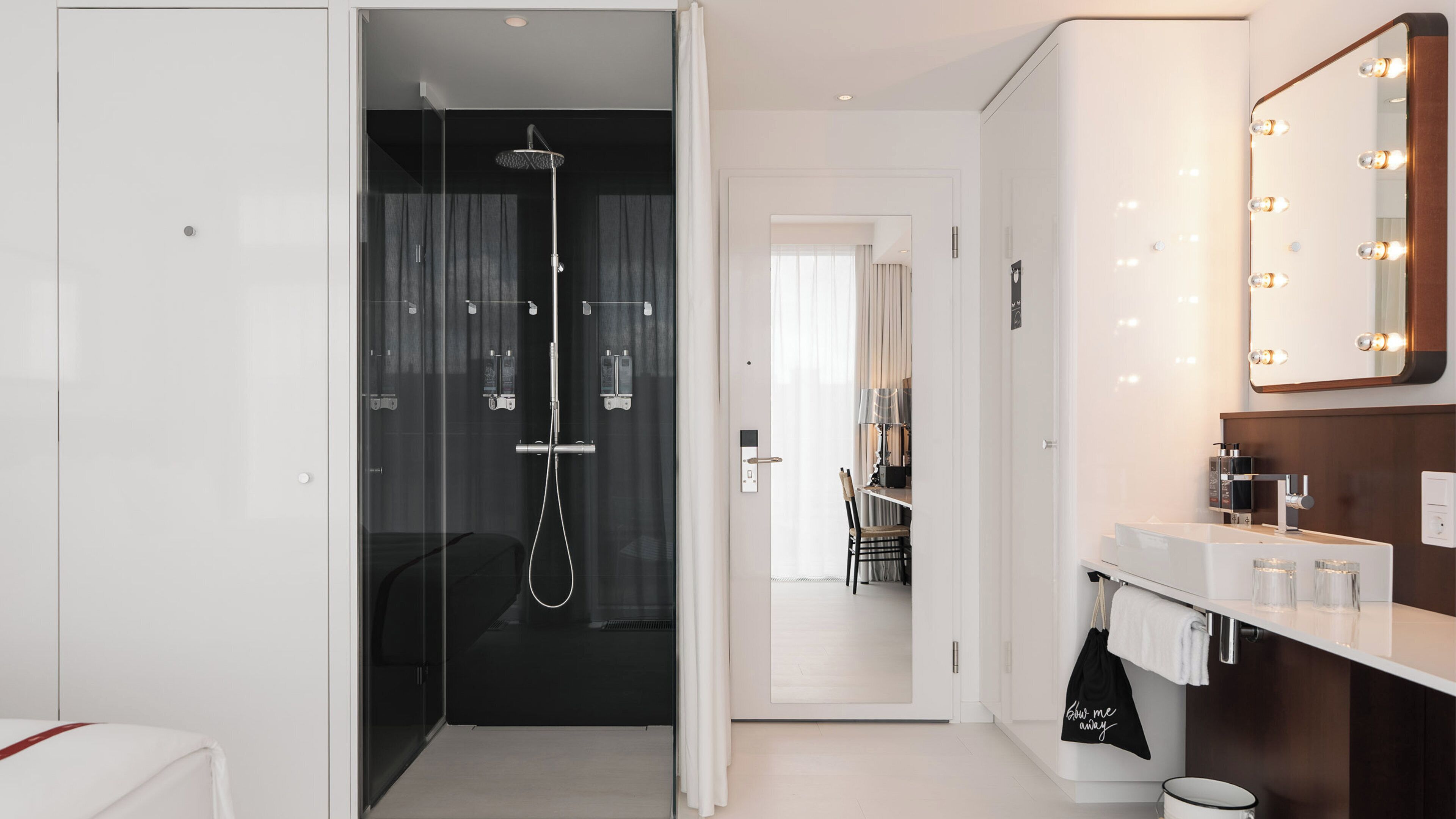 Kamer, balkon (Lovely) | Badkamer | Een douche, een regendouche, een haardroger, handdoeken